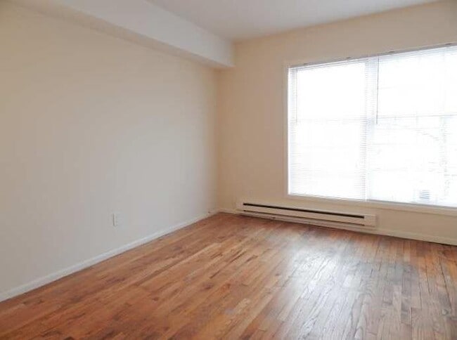 240 E Main St in Port Jefferson, NY - Building Photo - Building Photo