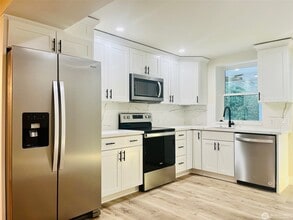 9359 Forest Ct SW in Seattle, WA - Building Photo - Building Photo