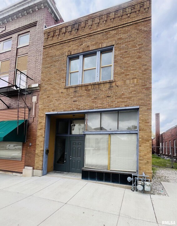 328 1/2 E State St in Jacksonville, IL - Building Photo
