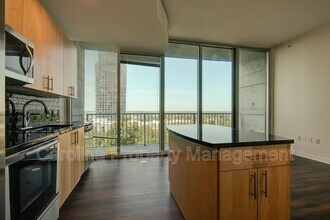 210 N Church St in Charlotte, NC - Foto de edificio - Building Photo