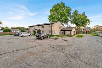 ONE11 COLLECTION - CLINTON TWP in Clinton Township, MI - Foto de edificio - Building Photo