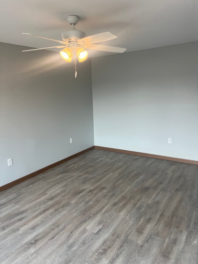 119 N Main St, Unit 119 N Main #3 in Dickeyville, WI - Foto de edificio - Building Photo