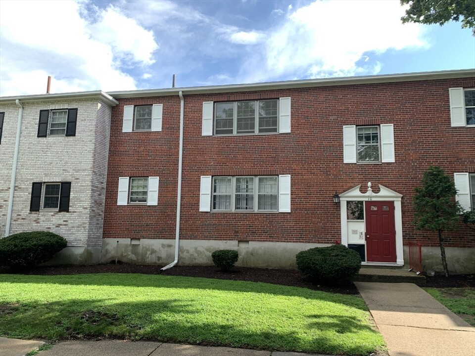 10 Lake Shore Ct in Boston, MA - Building Photo