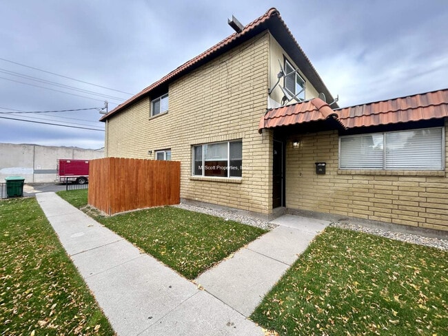 property at 3414 Woodside Dr