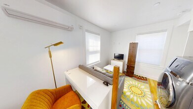 36 Shepard St, Unit 2 in Boston, MA - Foto de edificio - Building Photo