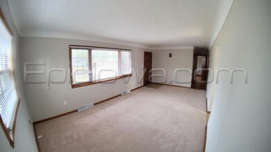 207 10th Ave in Hiawatha, IA - Building Photo - Building Photo