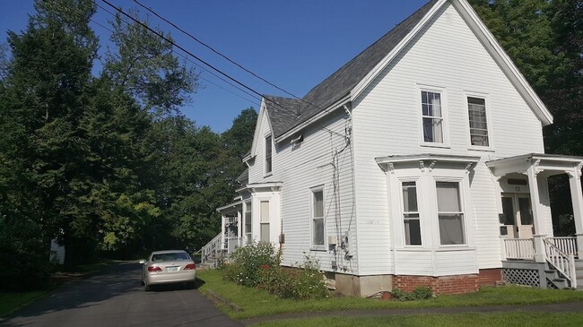 73 Charles St, Unit 2 in Rochester, NH - Building Photo - Building Photo