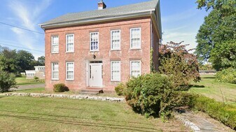 8 Church St in East Windsor, CT - Building Photo