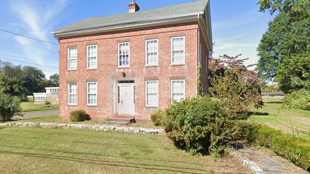 8 Church St in East Windsor, CT - Building Photo