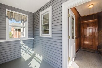 13 Woodrow Ave, Unit 1 in Newton, MA - Foto de edificio - Building Photo
