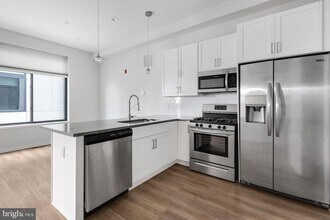 360 Monastery Ave-Unit -1R in Philadelphia, PA - Foto de edificio - Building Photo