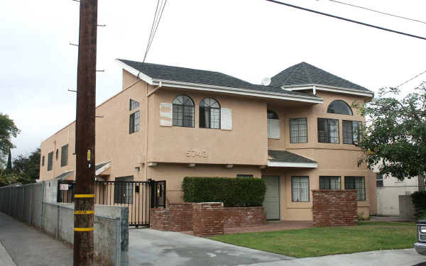 5743 Klump Ave in North Hollywood, CA - Foto de edificio - Building Photo