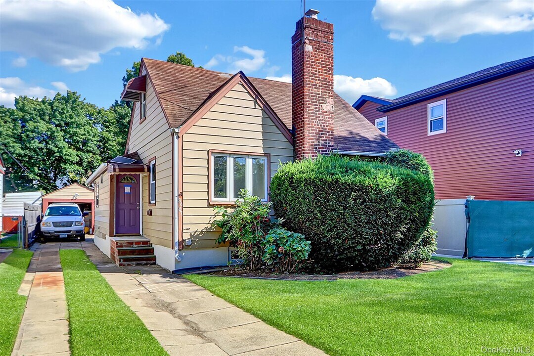86-27 239th St in Queens, NY - Building Photo
