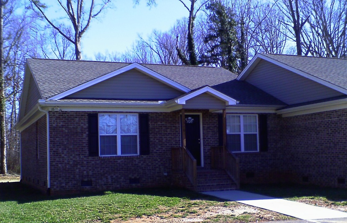 1316 Snow Ct in Burlington, NC - Foto de edificio