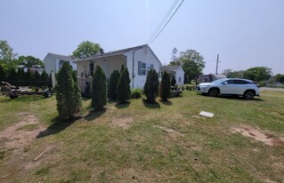 202 W 1st St in West Islip, NY - Building Photo