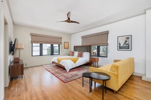 The Commodore in Los Angeles, CA - Building Photo