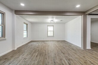 5241 E Berry St in Fort Worth, TX - Foto de edificio - Building Photo