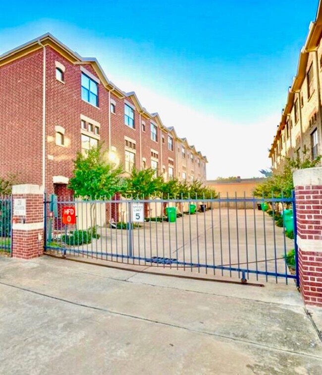 2710 Hullsmith Dr in Houston, TX - Building Photo - Building Photo