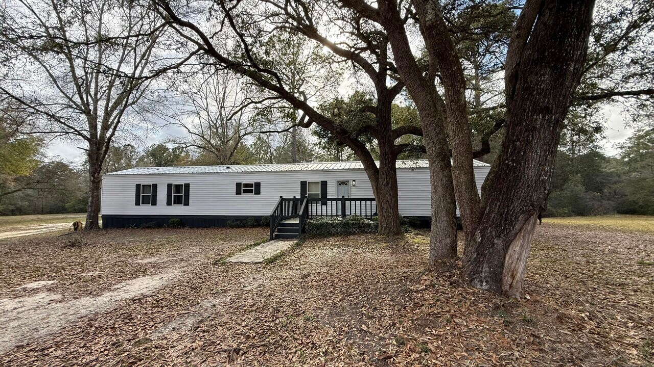 3083 Lake Sue Dr in Crestview, FL - Building Photo