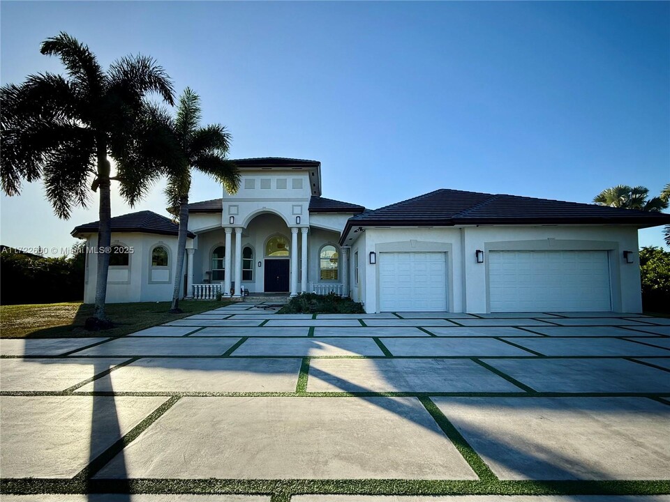 5941 SW 185th Way in Southwest Ranches, FL - Building Photo