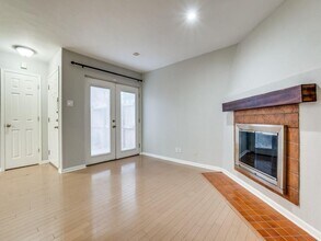 5200 Martel in Dallas, TX - Foto de edificio - Building Photo