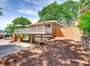 5210 N Emerson Dr in Portland, OR - Foto de edificio - Building Photo