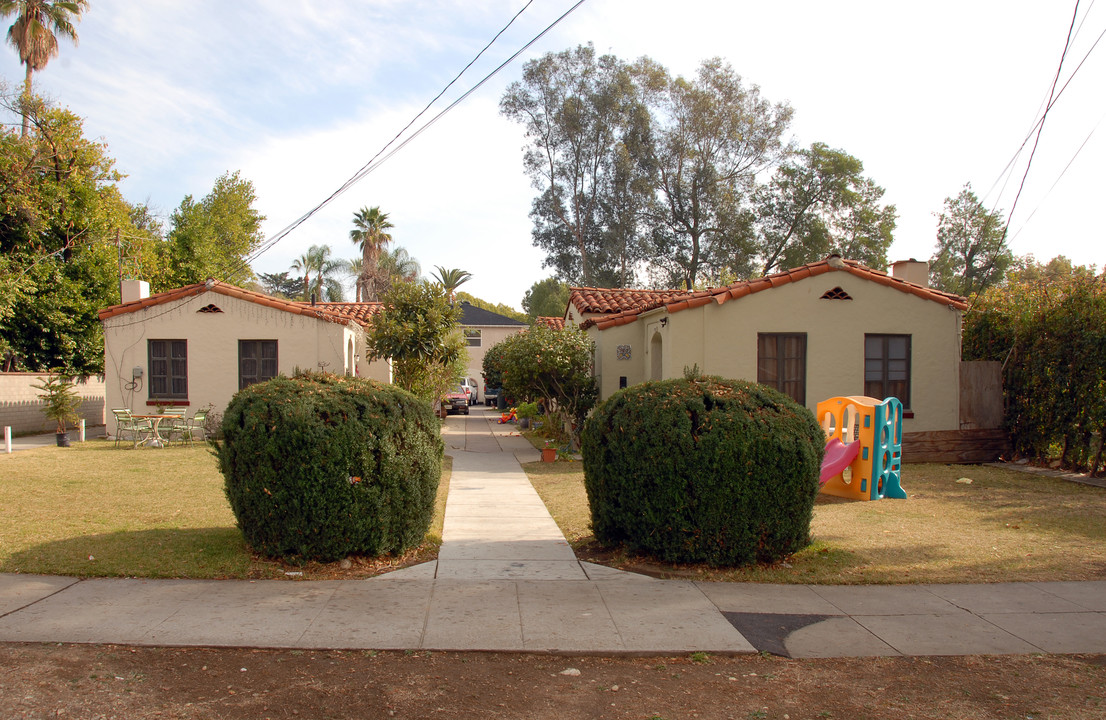 940-948 N Raymond Ave in Pasadena, CA - Building Photo