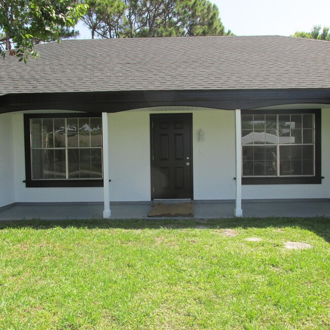 2137 SE Dolphin Rd in Port St. Lucie, FL - Building Photo - Building Photo