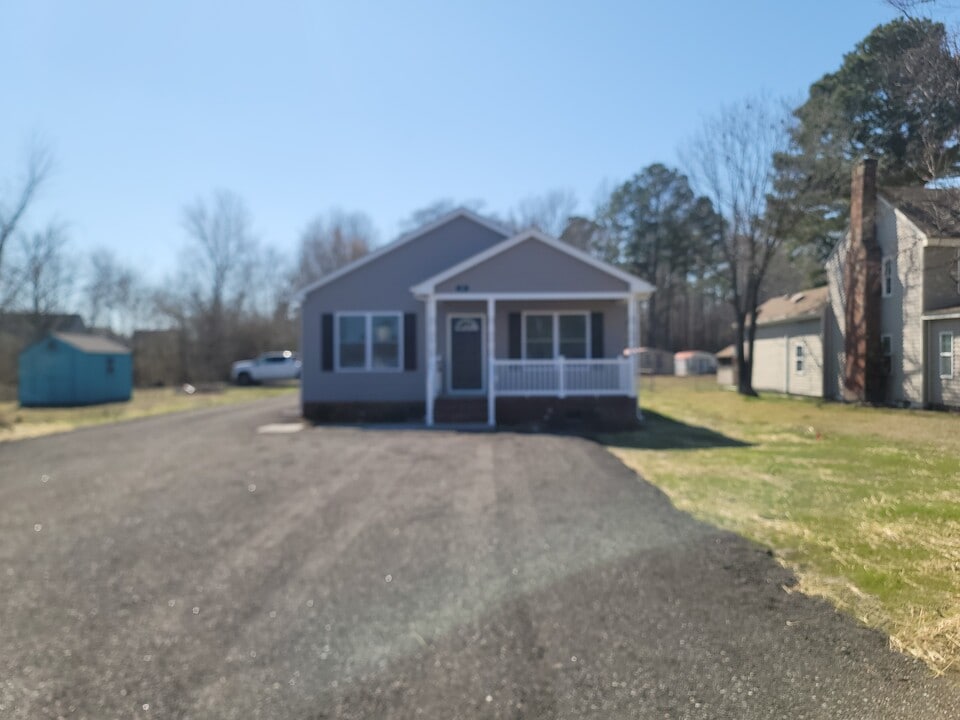 7 Bank St in Windsor, VA - Building Photo