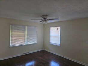 235 W Castle Dr in Greenville, SC - Building Photo - Building Photo