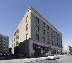 3520 Broadway in Long Island City, NY - Building Photo - Building Photo
