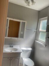 561 Cottonwood St in Vacaville, CA - Foto de edificio - Building Photo