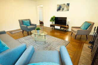 240 E Hedding St in San Jose, CA - Foto de edificio - Building Photo