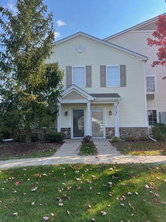 2115 Silverstone Dr in Carpentersville, IL - Foto de edificio