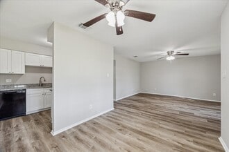 6022 Meadowbrook in Hitchcock, TX - Building Photo - Building Photo