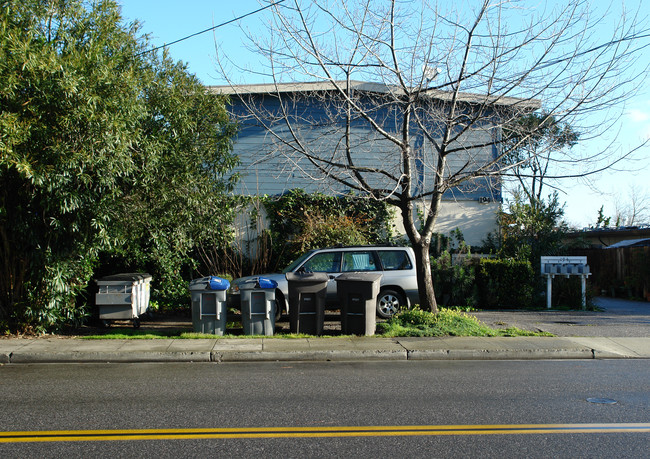 194 Gladys Ave in Mountain View, CA - Building Photo - Building Photo