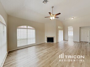 805 Clover Hill Ln in Cedar Hill, TX - Building Photo - Building Photo