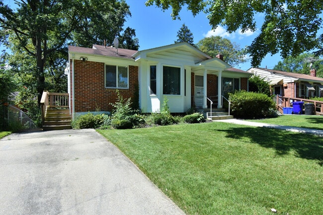 9922 Mayfield Dr in Bethesda, MD - Building Photo - Building Photo