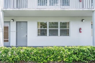 101 SW 132nd Way in Pembroke Pines, FL - Foto de edificio - Building Photo