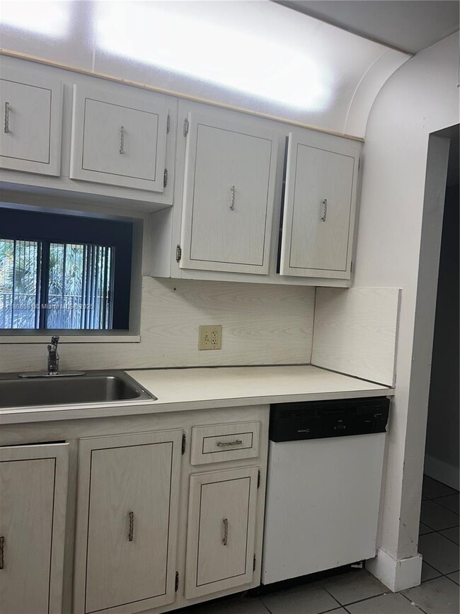 11905 NE 2nd Ave in Miami, FL - Building Photo - Building Photo