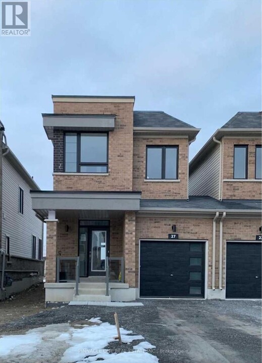 27 Crows Nest Ln in Bowmanville, ON - Building Photo