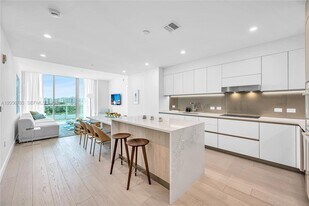9201 E Bay Harbor Dr in Bay Harbor Islands, FL - Building Photo