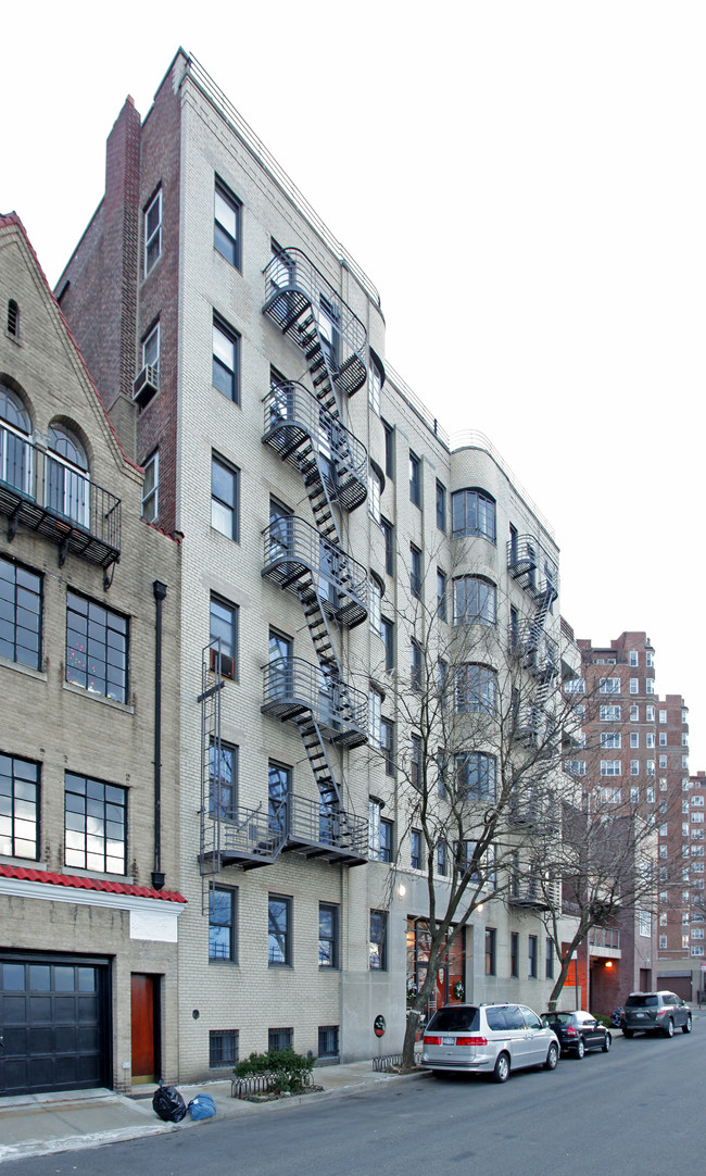 17 Chittenden Ave in New York, NY - Foto de edificio - Building Photo