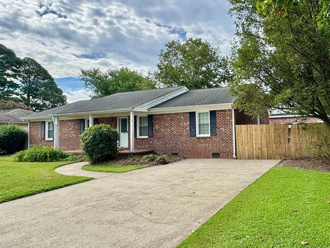 813 Gene Crescent in Chesapeake, VA - Building Photo - Building Photo