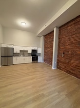 712 12th St, Unit 1 in Belle Plaine, IA - Foto de edificio - Building Photo