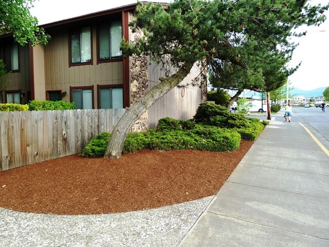 1970 Table Rock Rd in Medford, OR - Building Photo - Building Photo