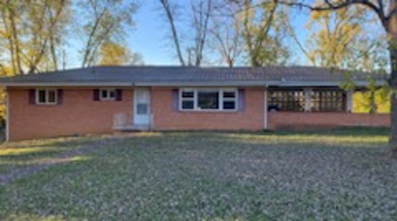 2555 Mountain View Dr in Morristown, TN - Building Photo