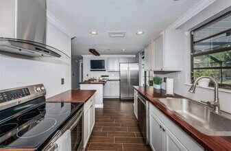 9383 86th Ave in Seminole, FL - Foto de edificio - Building Photo