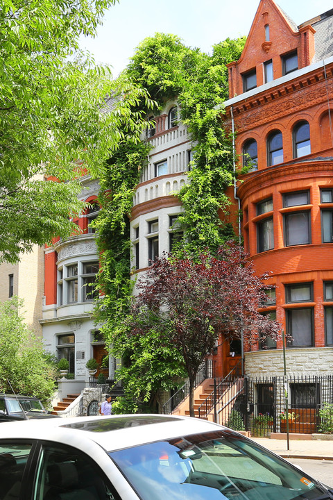 143 W 81st St in New York, NY - Building Photo