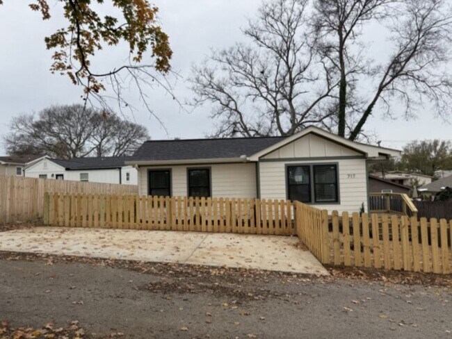 property at 717 N 9th St